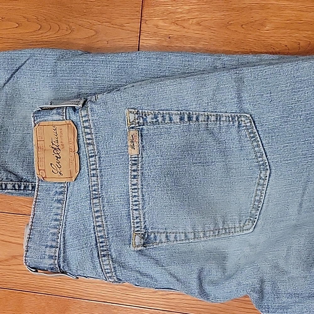 Levis - Picture 7 of 8